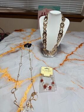Necklace and bracelet lot